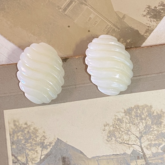 Vintage Mother of Pearl Scalloped Iridescent Shell Pierced Ear Earrings - Picture 1 of 16